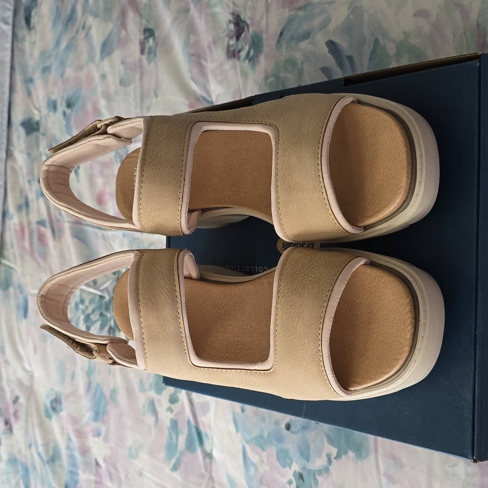 New Women's Sand Color Dr. Sholl's Sandals. Size 8.5 medium